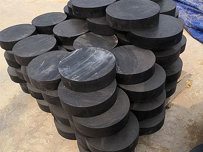 德宏板式橡胶支座由若干层橡胶片与薄钢板经加压硫化